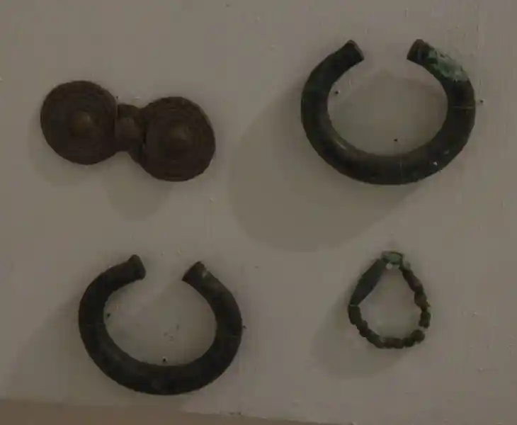 Bracelet-like metallic artifact